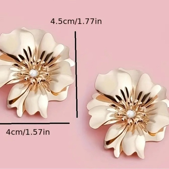 ✨NWT Eye-Catching Gold Flower & Rhinestone Earrings ✨ with GIFT BOX 🎁 - Picture 3 of 8